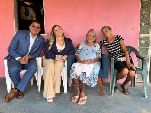 Advogado Rhichard Magalhães, a esposa dele, Glauciane Magalhães, Celeste e a filha dela, Elizabeth da Silva. — Foto: Yara Ramalho/g1 RR