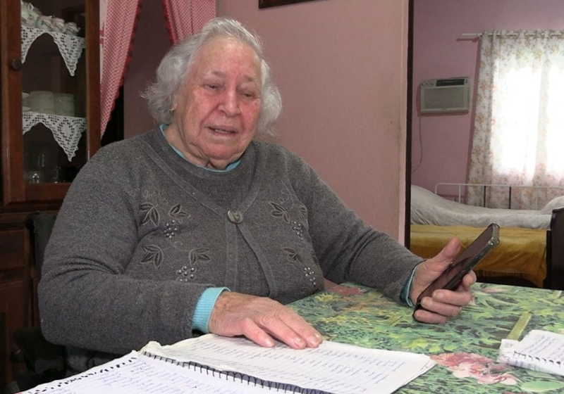 A vovó de 84 anos realizou o sonho de aprender inglês e foi um aplicativo de celular. Tudo com a ajuda do neto de 13 anos. Está toda feliz. - Foto: arquivo pessoal