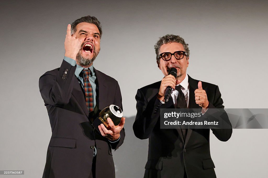 Wagner Moura, após ganhar o prêmio Golden Eye Award, com o diretor Kleber Mendonça Filho . - Foto Andreas Rentz/Getty Images/ZFF