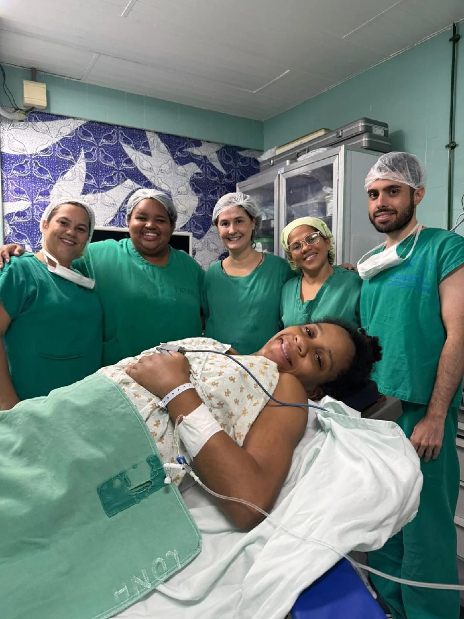 Equipe médica se emocionou ao aprender sinais básicos em Libras para parabenizar Amanda e se comunicar diretamente com ela. - Foto: Correio Braziliense