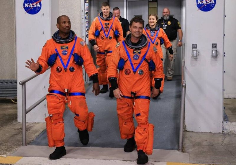Os astronautas da NASA devem voar para a Lua em Fevereiro de 2026. Da esquerda para a direita, os astronautas Victor Glover e Reid Wiseman, o astronauta da CSA Jeremy Hansen e Christina Koch. - Foto: NASA