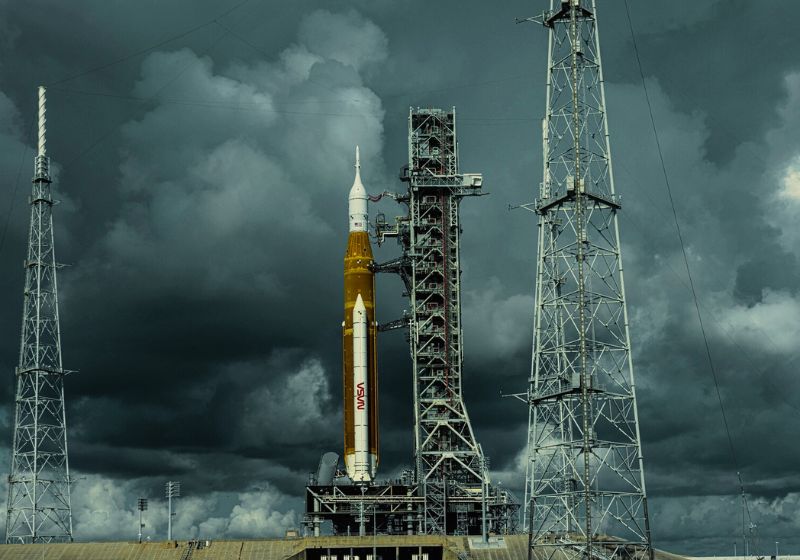 A Artemis 1 na plataforma de lançamento do Centro Espacial Kennedy em setembro de 2022. Os astronautas da Artemis 2 voarão em um foguete semelhante.- Foto: Dan Winters, Nat Geo Image Collection