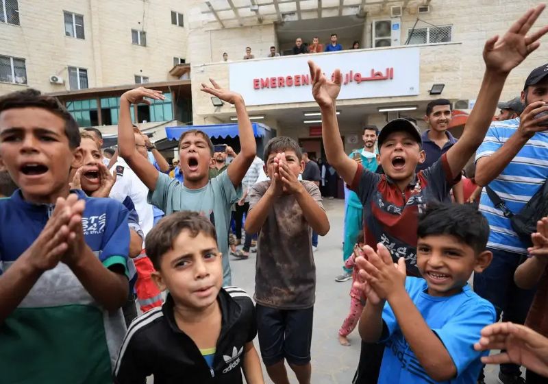 Crianças palestinas comemoram o fim da guerra no Oriente Médio. - Foto: Dawoud Abu Alkas/Reuters