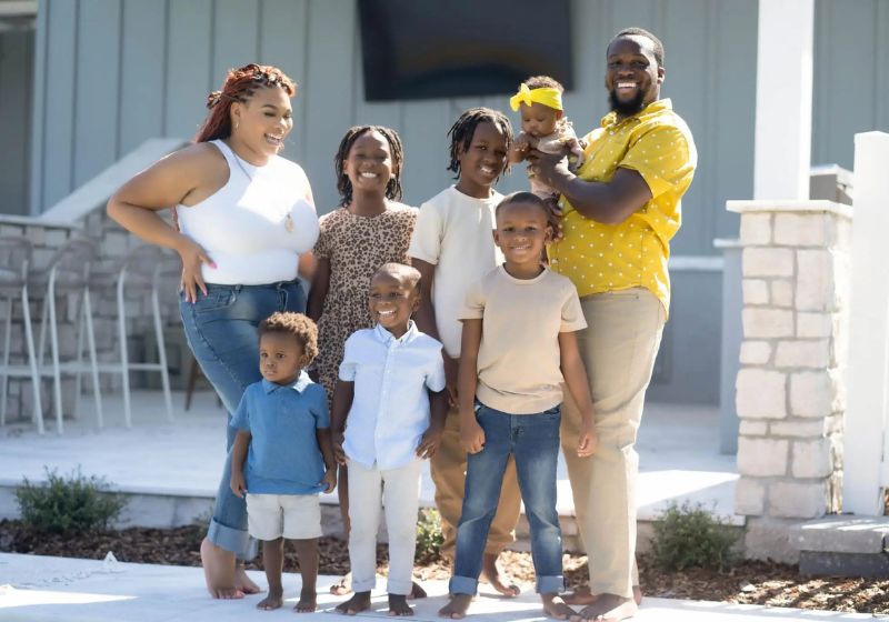 Esse pai de 6 filhos, que foi demitido na pandemia, se reinventa, abre uma empresa de serviços gerais e fica rico, 5 anos depois, nos EUA. Foto: ASHLEY GRIFFIN/Girl Boss Branded