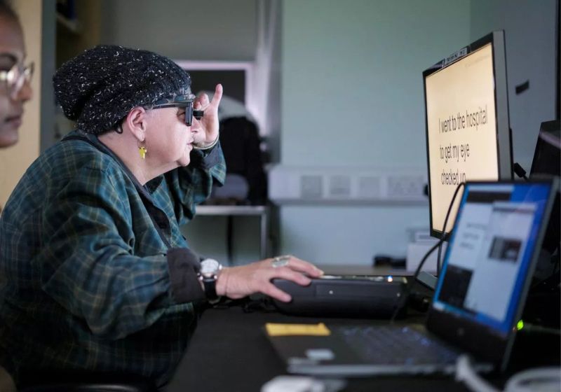 A idosa cega Sheila Sheila, do Reino Unido, volta a enxergar e ler usando seu novo olho biônico - Foto: PA