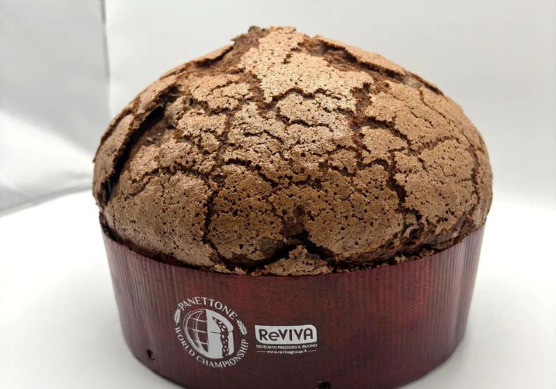 O panetone de chocolate brasileiro, eleito o 2º melhor do mundo, leva lascas de chocolate e cobertura crocante de farinha de amêndoa e avelã. - Foto: divulgação