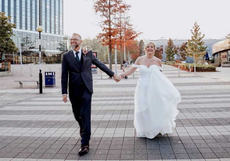 A história de Kirsty e Ryan: a mulher socorre o homem atropelado, se apaixona por ele e os dois se casam 5 anos depois, no Reino Unido. - Foto: Southwest News Service