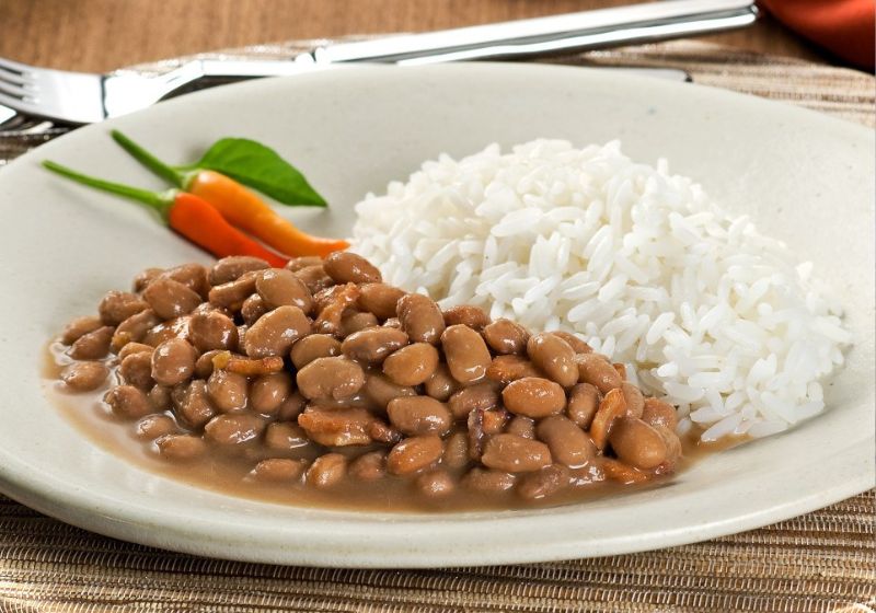 Arroz com feijão é saudável, rico em nutrientes e reduz o risco de várias doenças, diz o novo estudo. - Foto: saboresajinomoto