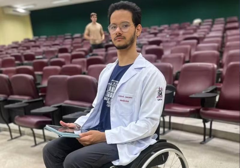 O jovem Heberth acorda do coma paraplégico, após um grave acidente, descobre que foi aprovado em Medicina e hoje ajuda outros PCDs como ele na UFPE, no Recife. - Foto: Reprodução/WhatApp