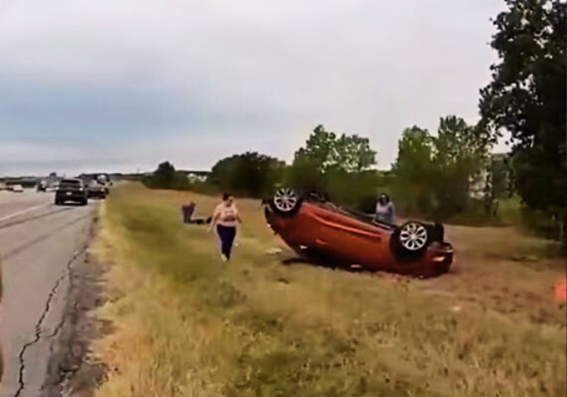 O vídeo mostra o momento em que desconhecidos e policiais levantam um carro capotado no Texas (EUA), para resgatar um bebê preso lá dentro. Foto: The Fort Worth Police Department