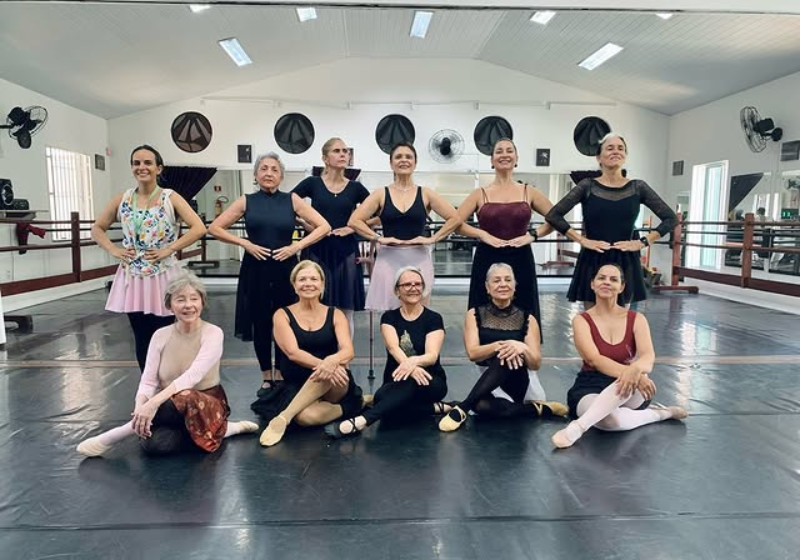 Essas mulheres se reúnem toda semana e dançam balé para aliviar a carga do dia a dia e manter o corpo em forma - Foto: reprodução Instagram