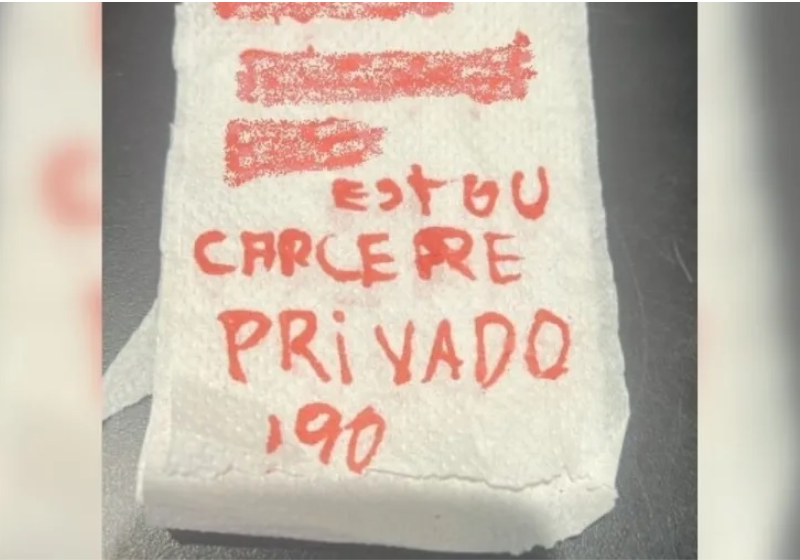 O bilhete de socorro escrito num papel higiênico foi deixado pela mulher agredida no banheiro de uma loja de conveniência em Santa Catarina. - Foto: Divulgação/Polícia Militar