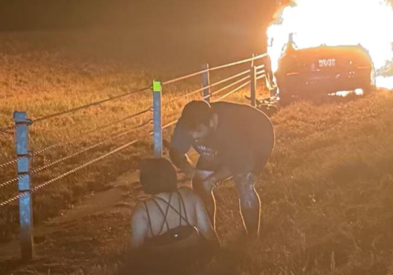 Um bombeiro de folga resgata uma mulher que estava presa no carro em chamas. O veículo explodiu segundos depois em Louisiana (EUA). - Foto: Andrew Nixon