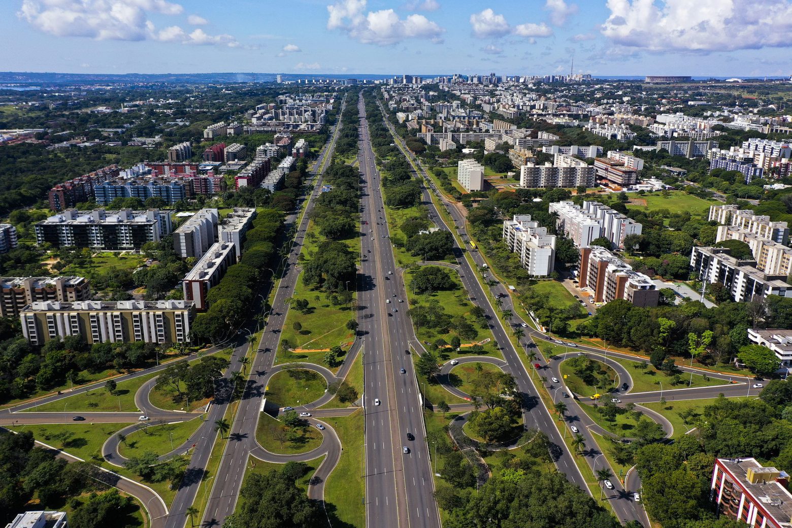 Brasília pulsa nas quadras planejadas, que cercam a cidade da Asa Sul até a Asa Norte. - Vista do Eixão. Foto:  Agência Brasil