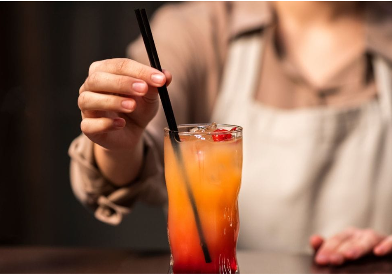 O canudo muda de cor quando entra em contado com bebida adulterada por metanol foi desenvolvido por estudantes da Paraíba. - Foto: Freepik