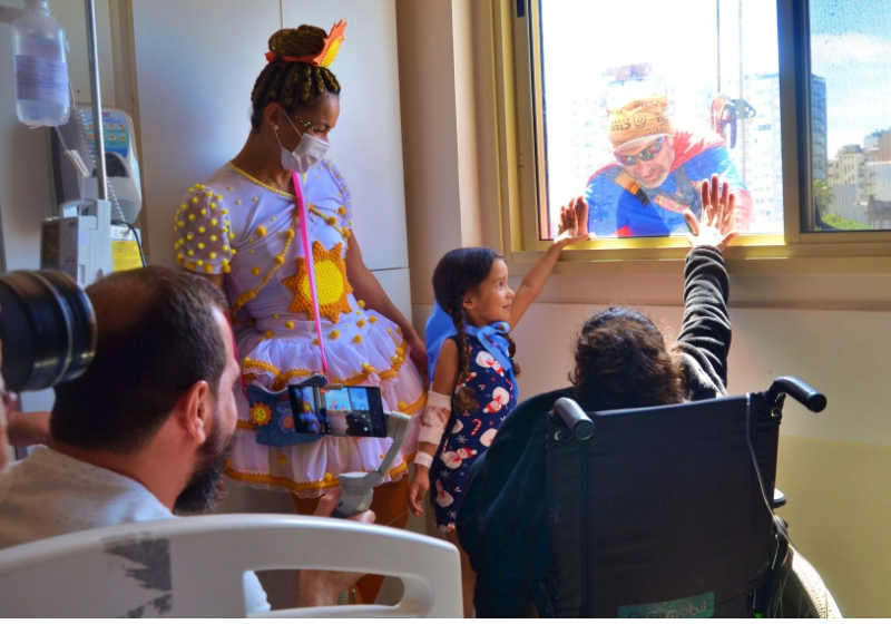 Os super-heróis fizeram a festa de crianças internadas na Santa Casa de Porto Alegre - Foto: Santa Casa de Poa