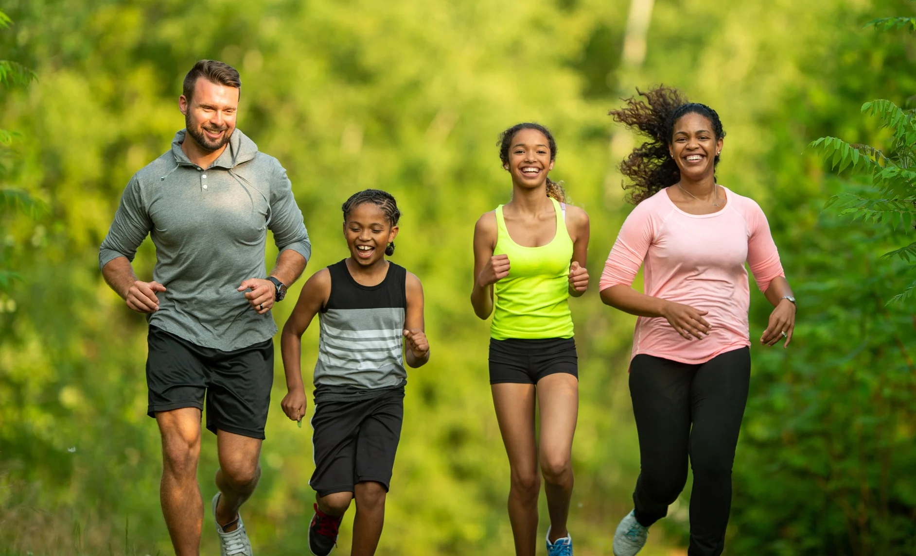 Exercitar o corpo e manter amigos são fatores da pesquisa da Harvard para envelhecer bem. - Foto: Canva