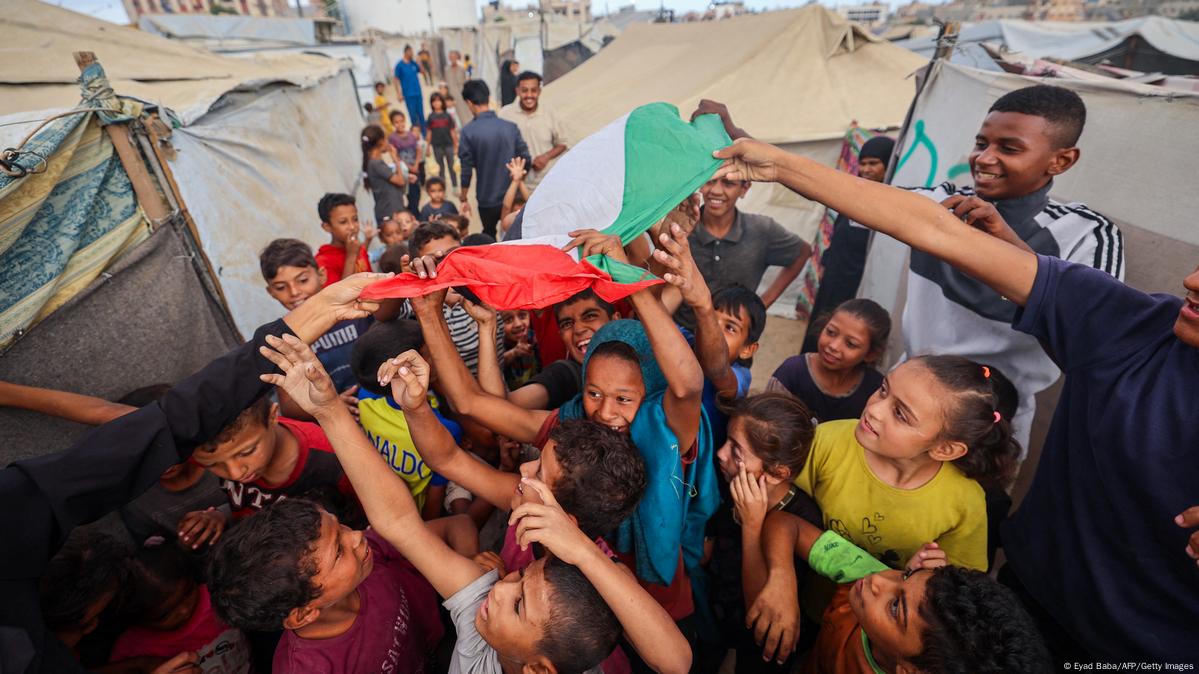 Crianças comemoram o fim da guerra e o cessar-fogo em Gaza. - Foto: Eyad Baba/AFP/GettyImages