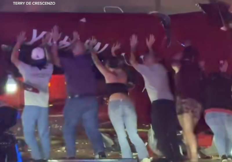 Os motoristas se transformam em verdadeiros heróis e levantam um helicóptero que caiu com passageira a bordo na Califórnia (EUA) - Foto: SunnySkyz