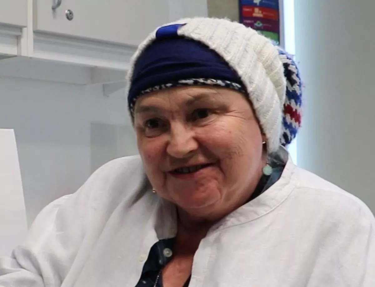 A idosa cega Sheila Sheila, do Reino Unido, volta a enxergar e ler usando seu novo olho biônico - Foto: PA