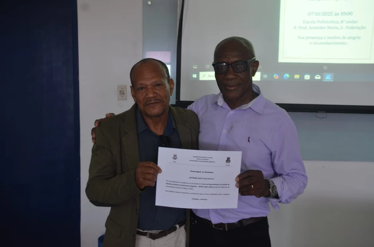 Jeronimo recebe o diploma de pós-graduação - Foto: arquivo pessoal