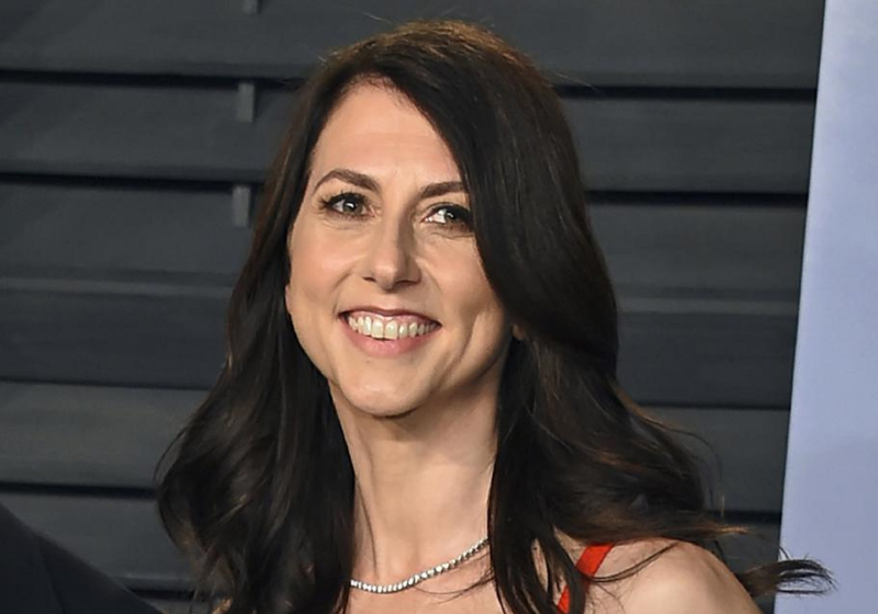 MacKenzie Scott doa US$ 42 milhões para ajudar estudantes de baixa renda MacKenzie Scott fez mais uma doação milionária, dessa vez para ajudar estudantes de baixa renda - Foto: reprodução Google