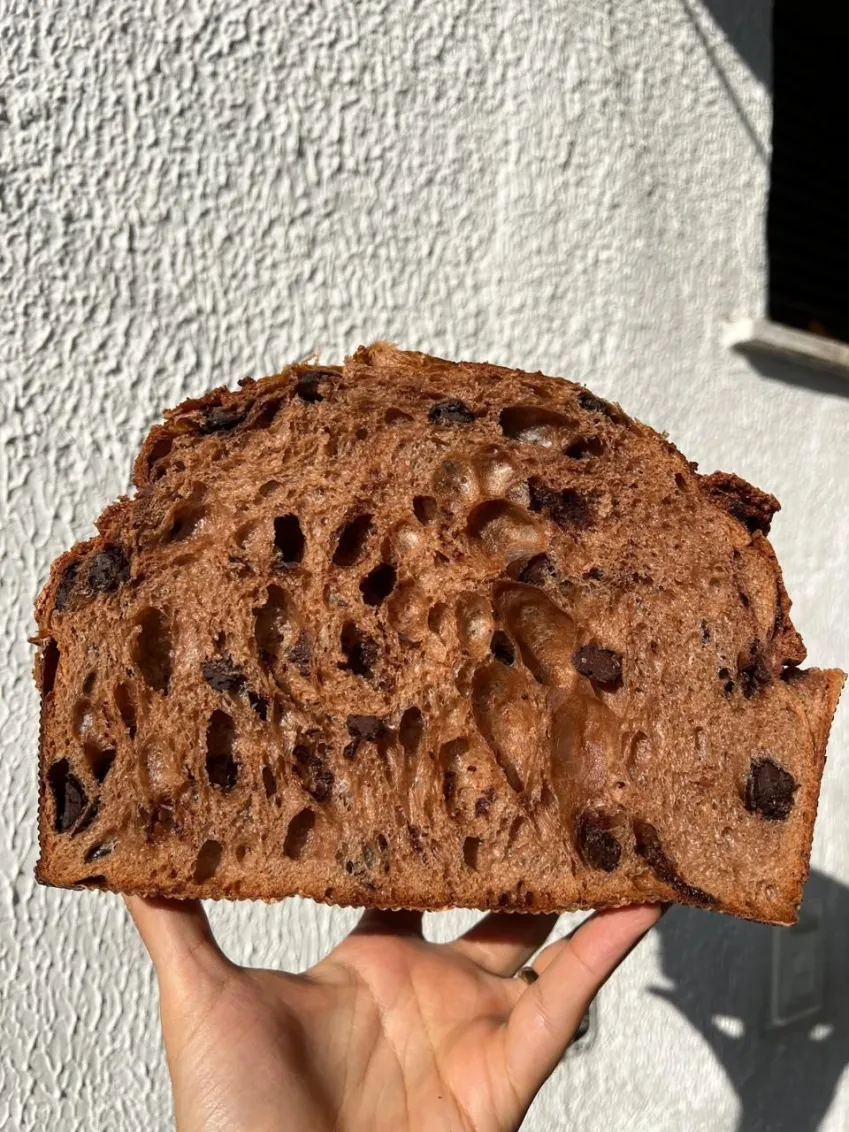 O panetone de chocolate brasileiro, eleito o 2º melhor do mundo, leva lascas de chocolate e cobertura crocante de farinha de amêndoa e avelã. - Foto: divulgação