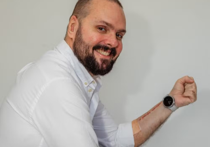 Foi o alerta de um relógio inteligente que salvou a vida deste homem, que estava com princípio de infarto. Roberto tem 48 anos e é do RJ. - Foto: arquivo pessoal