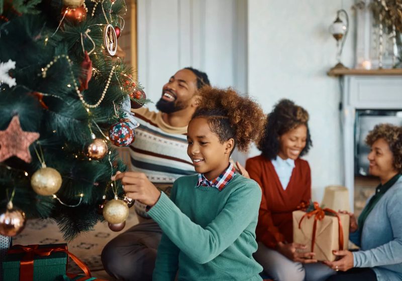 Pela tradição do cristianismo, montar a árvore de Natal tem data certa: no 1° domingo do Advento, que agora em 2025 cai no dia 30 de novembro. - Foto: reprodução/Seara