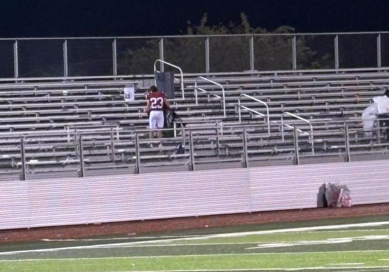 O flagrante mostra o jogador Hudson ajudando a limpar a arquibancada e recolhendo o lixo deixado pela torcida no estádio, nos EUA. - Foto: Michael Courville