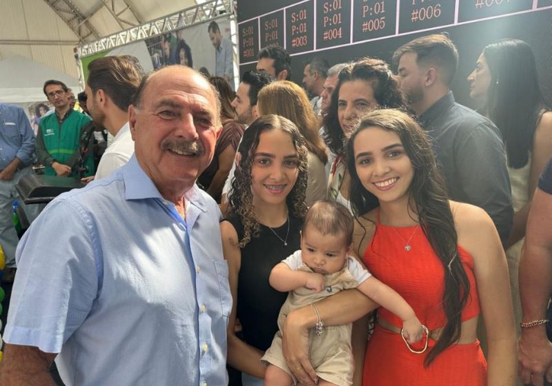 Rafaela, uma das gêmeas siamesas separadas há 23 anos em GO, é mãe do pequeno Davi Emanuel. "É uma vitória", disse o médico que as separou. - Foto: divulgação