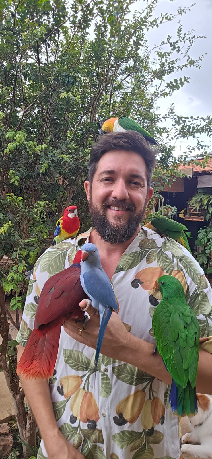 Bruno Cardoso, o homem que dá frutas no bico dos pássaros mora em São José do Rio Preto (SP). - Foto: arquivo pessoal