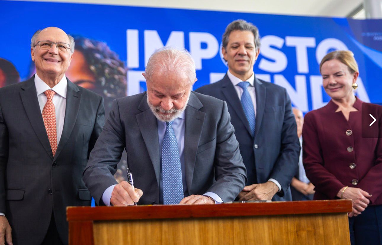 O presidente Lula sancionou nesta quarta, 26, a Lei do Imposto de Renda zero para quem recebe até R$ 5 mil por mês. Ricos vão pagar 10% de IR . Foto: Gov.br