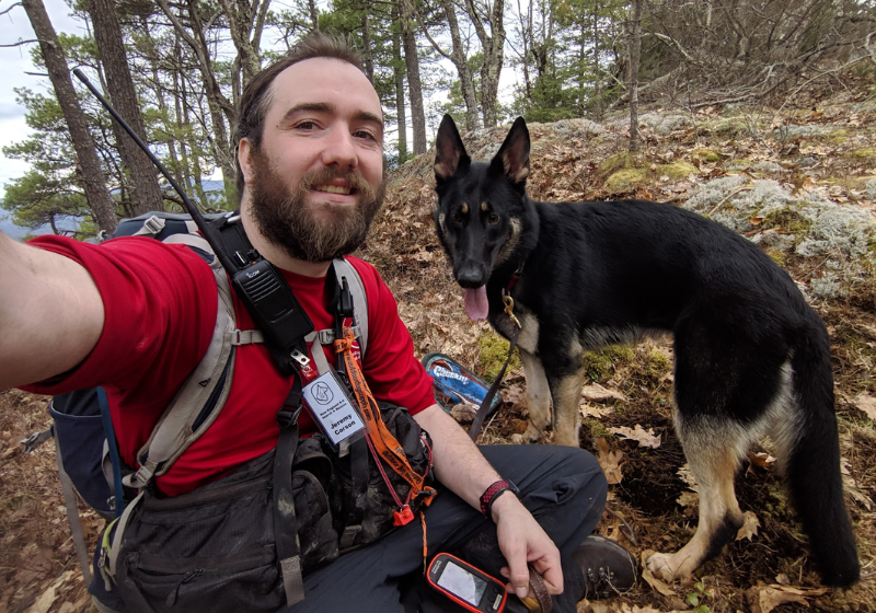 Pastor alemão encontra criança perdida na floresta durante frio intenso
