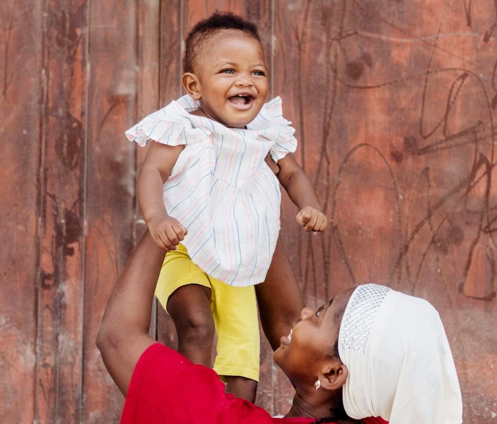 A criança de 10 meses recupera da feliz após a cirurgia. - Foto: SWNS/Mercy Ships