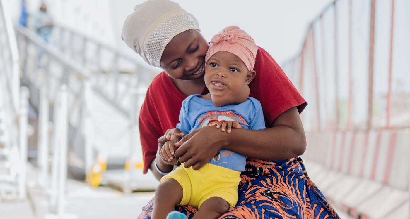 O tumor girante da menina Memunatu antes da cirurgia. - Foto: SWNS / Mercy Ships