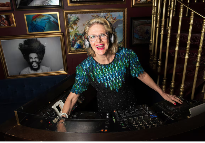 DJ Glória mostra que ser idosa não a impede de nada! Hoje ela comanda festas disputadas e todas com lista de espera - Foto: Instagram