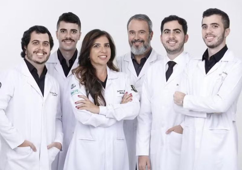 Hoje Juliana tem uma família de médicos: ela o marido e os filhos, Antonio e João (dir) Juliana e Wallace (centro); e Pedro e Vitor (esq). — Foto: Arquivo Pessoal