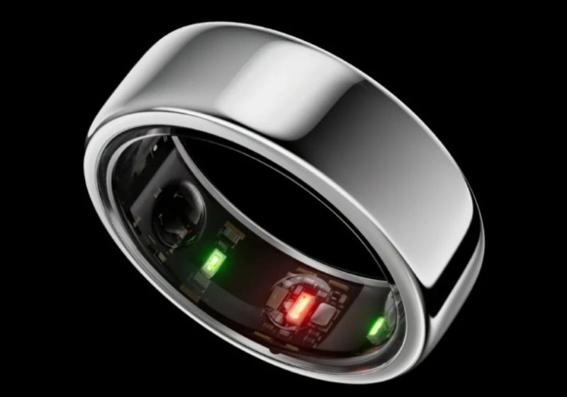 O anel inteligente pesa apenas 3 gramas e usa IA para monitorar a frequência cardíaca e a oxigenação do sangue de forma mais discreta. - Foto: Divulgação/Samsung