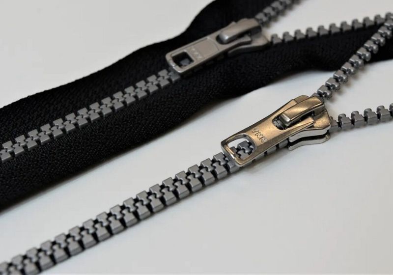 A novidade vem do Japão: o novo zíper sem fitas de tecido é ecológico porque não usa as fitas nem água para tingir as peças. - Foto: YKK