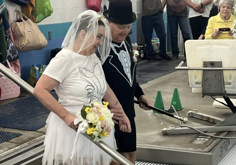 Um casal de idosos decidiu que se casaria onde se conheceram, na piscina! - Foto: YMCA