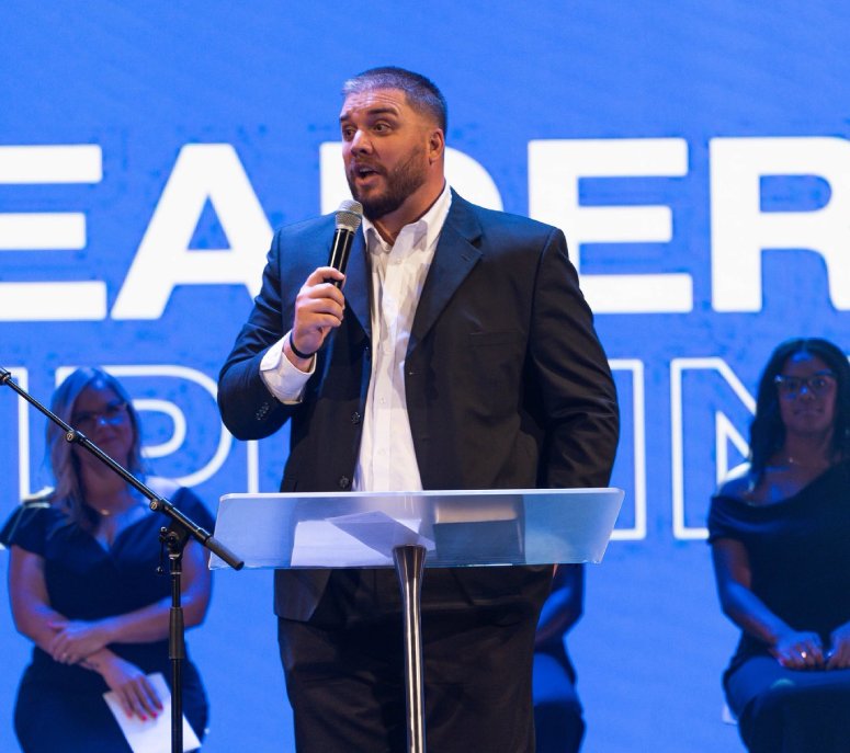 A igreja da Flórida (EUA) quita as dívidas médicas de 4 mil famílias da comunidade. O anúncio foi feito pelo pastor durante culto no último fim de semana - Foto: Transformation Church