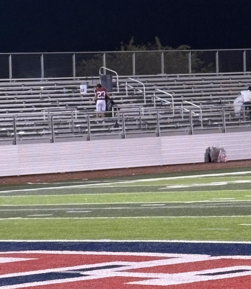 O flagrante mostra o jogador Hudson ajudando a limpar a arquibancada e recolhendo o lixo deixado pela torcida no estádio, nos EUA. - Foto: Michael Courville