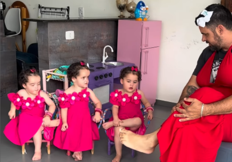 Domingos é pai das trigêmeas Mel, Liz e Zoe. Ele fez questão de ensinar para as filhas algumas boas maneiras e o vídeo ficou muito fofo - Foto: Instagram
