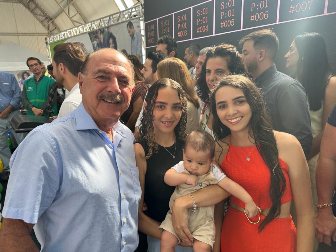 Rafaela, uma das gêmeas siamesas separadas há 23 anos em GO, é mãe do pequeno Davi Emanuel. "É uma vitória", disse o médico que as separou. - Foto: divulgação