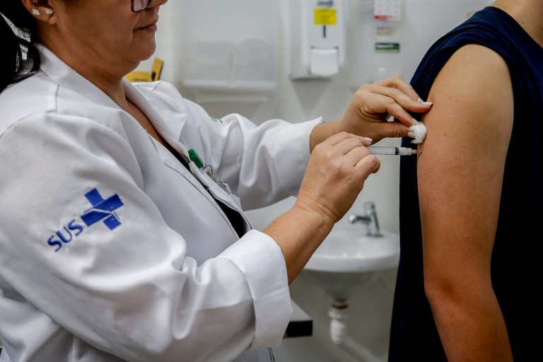 A vacina contra HPV no Brasil é gratuita e em dose única para a população de 9 a 14 anos . Foto: Paulo Pinto/Agência Brasil