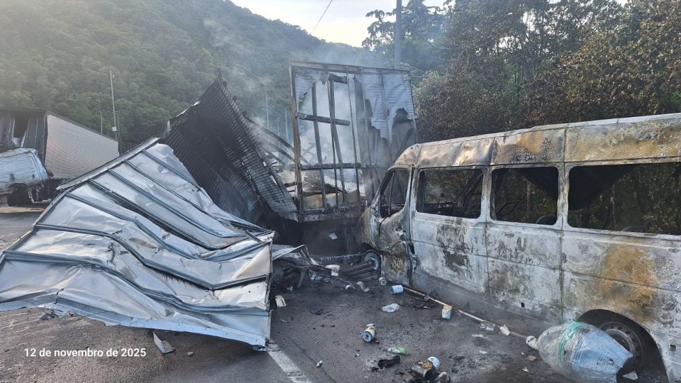 A van ficou completamente destruída após o acidente - Foto: Corpo de Bombeiros