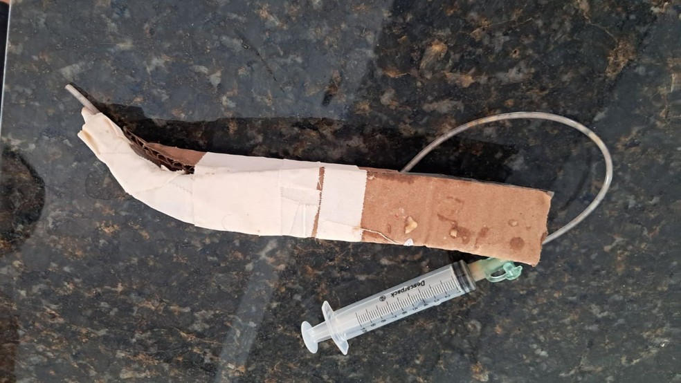 Bico improvisado foi feito de papelão, fita, seringa e mangueira para alimentar tucano resgatado em Novo Horizonte (SP) — Foto: Viviane Silva/Arquivo pessoal