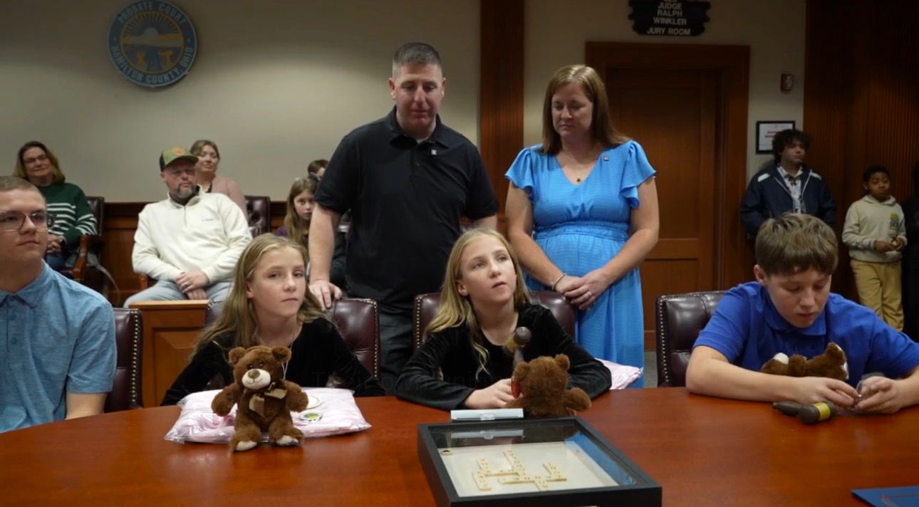 Os pais, que já tinham um filho adotado, adotam agora 4 irmãos. - Foto: WCPO