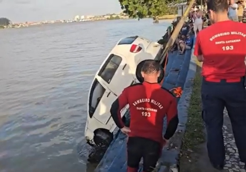 Os moradores pularam no rio para ajudar a salvar uma mulher, que sofreu um acidente de carro - Foto: @ITAJAÍ_TRANSITO.AGT_GUIMARAES/Reprodução/ND Mais